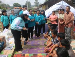 Ketua TP PKK Tapanuli Utara Datangi Korban Kebakaran Parmonangan, Serahkan Bantuan dan Dukungan Moril