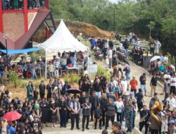 Refleksi Jumat Agung, Bupati Taput Dr. Jonius Taripar Parsaoran Hutabarat Hadiri Visualisasi Jalan Salib di Siatas Barita ‎