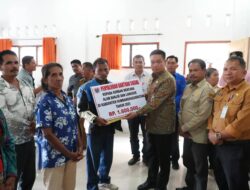 Bupati humbahas serahkan bantuan sosial bagi korban banjir dan longsor di kecamatan Pakkat