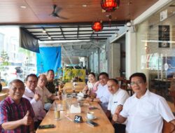 Dr. Maruli Siahaan Sampaikan Ucapan Selamat kepada Dr. Susi Alestriani Sibagariang atas Keberhasilan Meraih Gelar Doktor