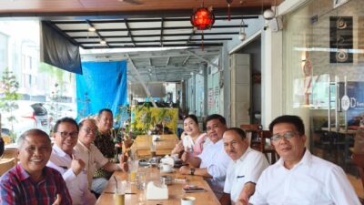 Dr. Maruli Siahaan Sampaikan Ucapan Selamat kepada Dr. Susi Alestriani Sibagariang atas Keberhasilan Meraih Gelar Doktor